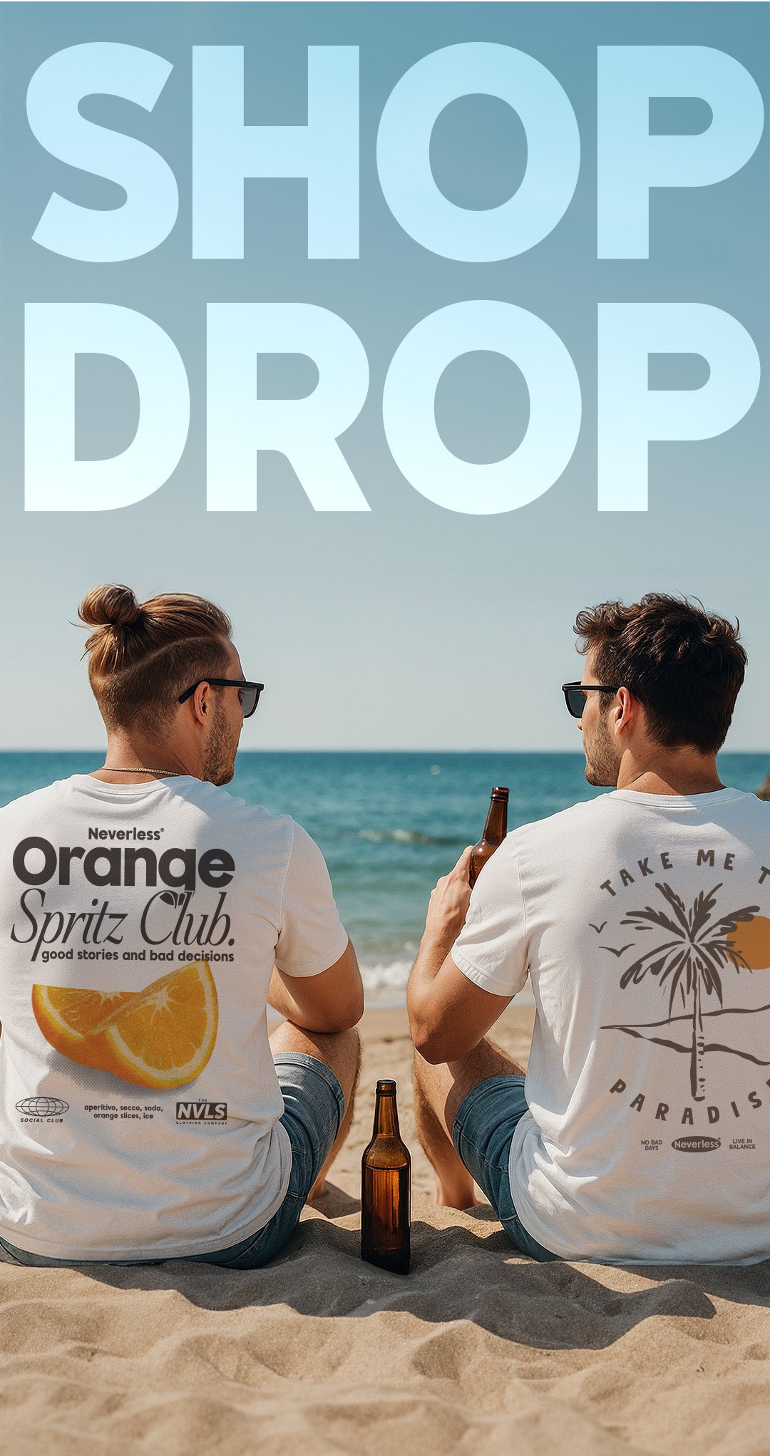 Zwei Männer sitzen in Shorts und weißen T-Shirts mit großem Rückenprint am Strand und blicken aufs Meer. Einer trägt ein Shirt mit dem Aufdruck „Orange Spritz Club“ und einer Orangenscheibe, der andere ein Shirt mit einer Palme und dem Text „Take me to Paradise“. Beide halten Bierflaschen. Im Hintergrund steht groß „SHOP DROP“. Auf der linken Seite steht der Hinweis „MIT CODE NEVERLESS RABATT SICHERN!“.