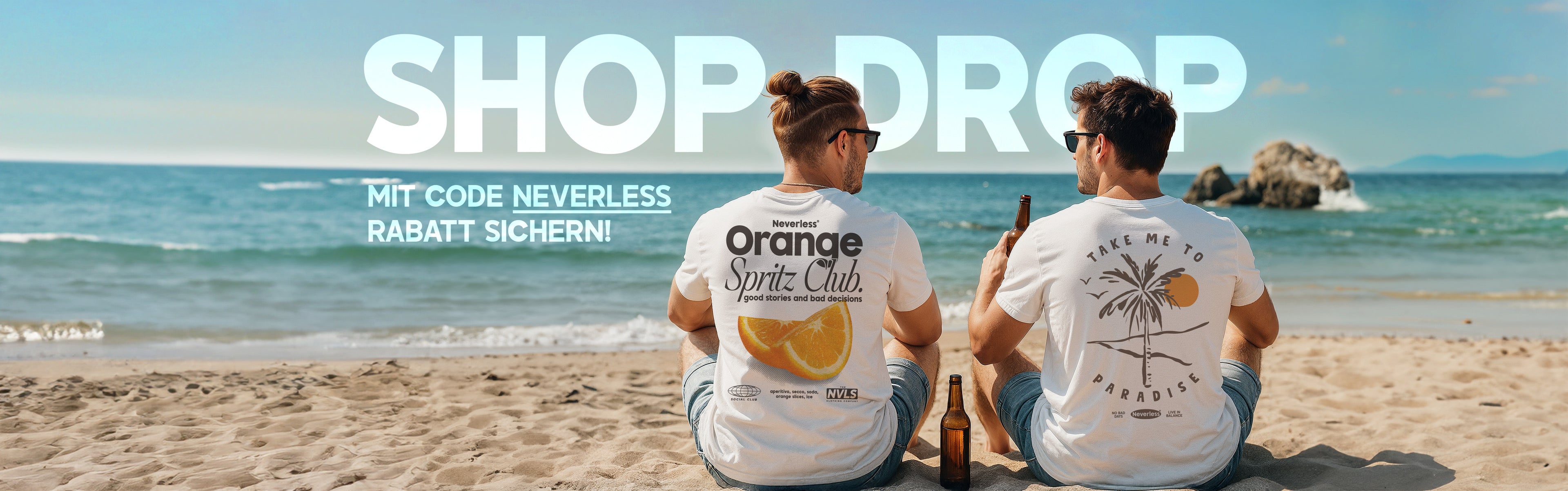 Zwei Männer sitzen in Shorts und weißen T-Shirts mit großem Rückenprint am Strand und blicken aufs Meer. Einer trägt ein Shirt mit dem Aufdruck „Orange Spritz Club“ und einer Orangenscheibe, der andere ein Shirt mit einer Palme und dem Text „Take me to Paradise“. Beide halten Bierflaschen. Im Hintergrund steht groß „SHOP DROP“. Auf der linken Seite steht der Hinweis „MIT CODE NEVERLESS RABATT SICHERN!“.